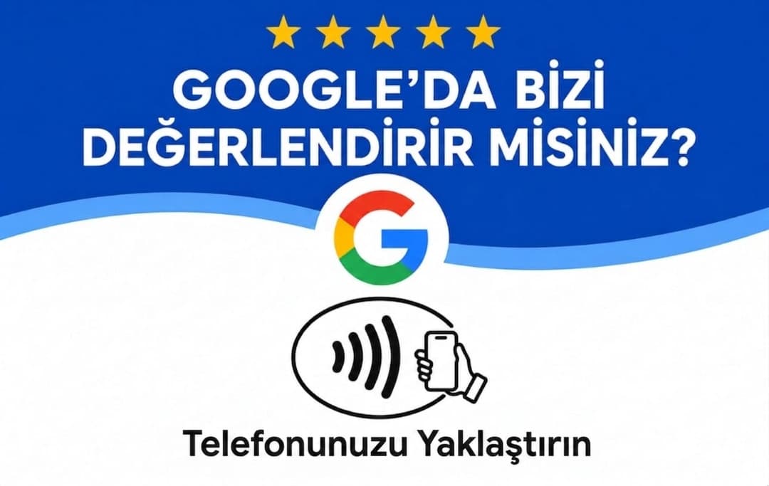 Restoran masasında müşterinin telefonunu değdirdiği NFC Google yorum kartı