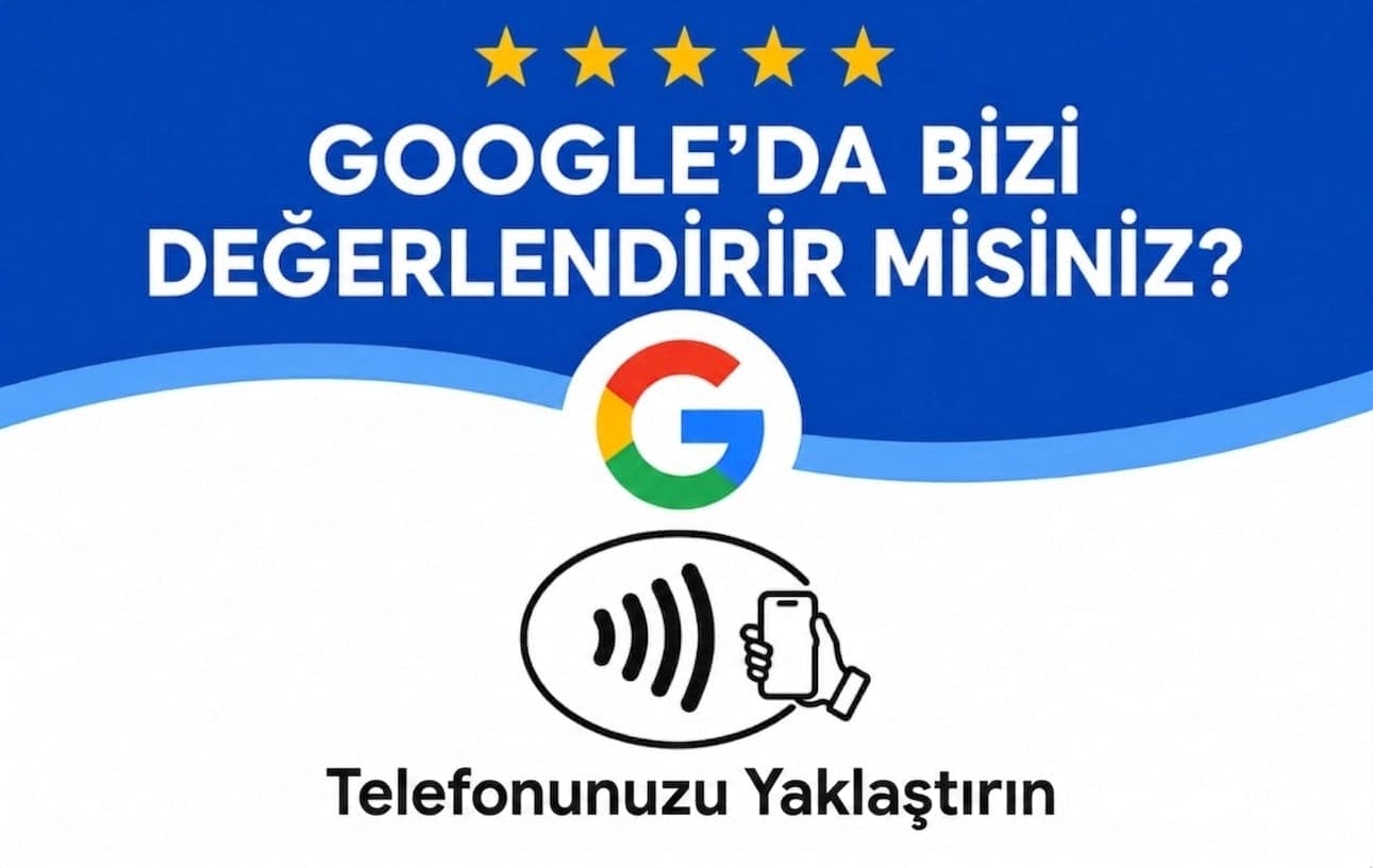 Restoran masasında duran BiziDeğerlendirin NFC Google yorum kartı